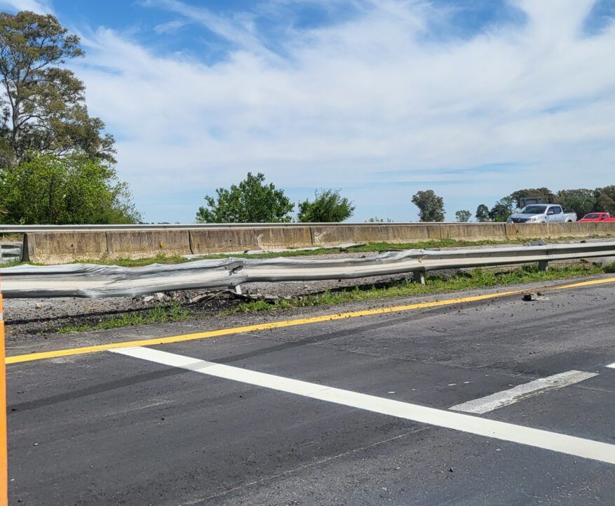 Accidente en Ruta 2 un auto se cruzó de carril y chocó contra el