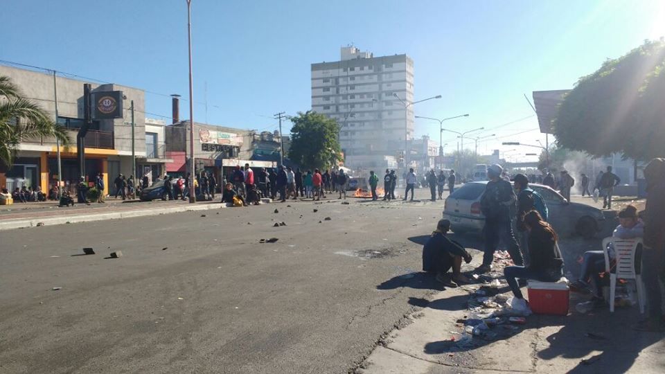 Fanáticos del indio solari prenden fuego boleterías en la terminal de olavarría 3 Incendio olavarria 1