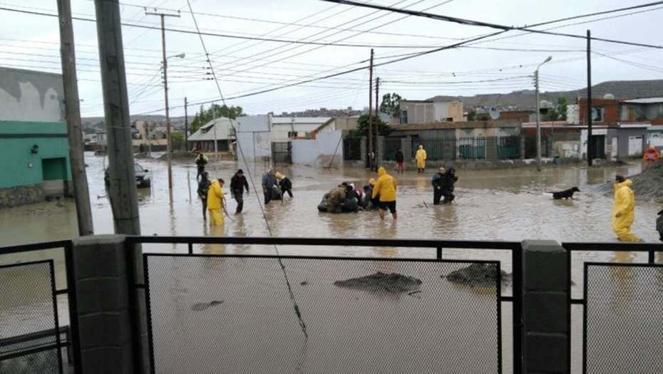 Comodoro Rivadavia, 8-4-17 Ejército trabaja en el rescate de personas en la emergencia.
