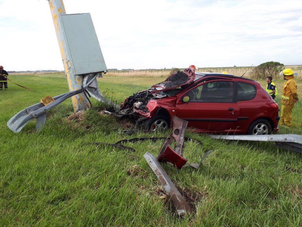Tragedia en la autovía 2: murió una mujer al chocar un auto contra una columna