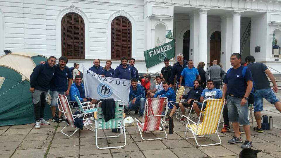 Se agrava la situación en azul. A los despidos en fanazul se suma un hospital sin anestesistas
