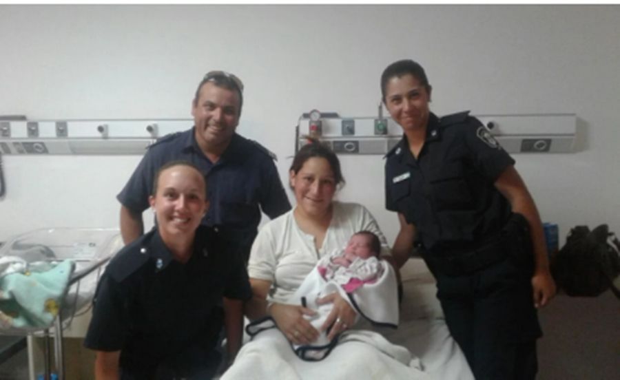 Mar del plata: tres policías ayudaron a una mujer a parir en la costa