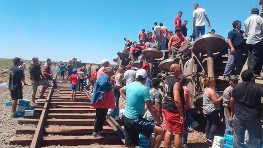 Descarriló un tren con vino y la gente se llevó todo