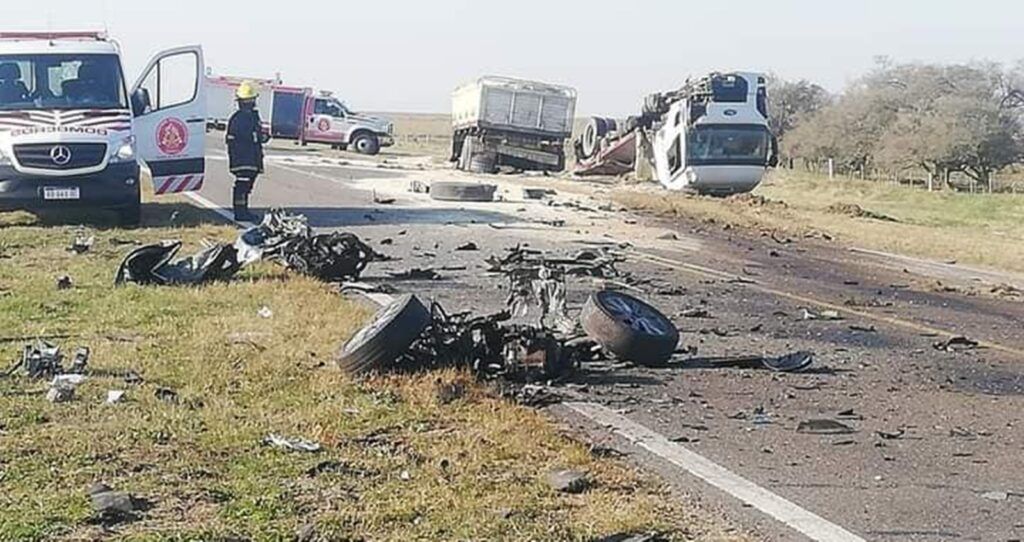 Ruta 11: Un Muerto Y Heridos Tras Tremendo Choque Entre Un Auto Y Un Camión