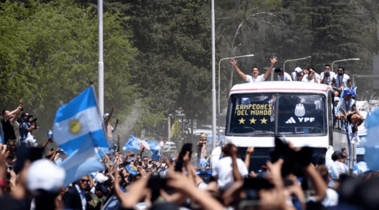 El seleccionado campeón tuvo que abandonar el micro: ¿falló el operativo de seguridad?