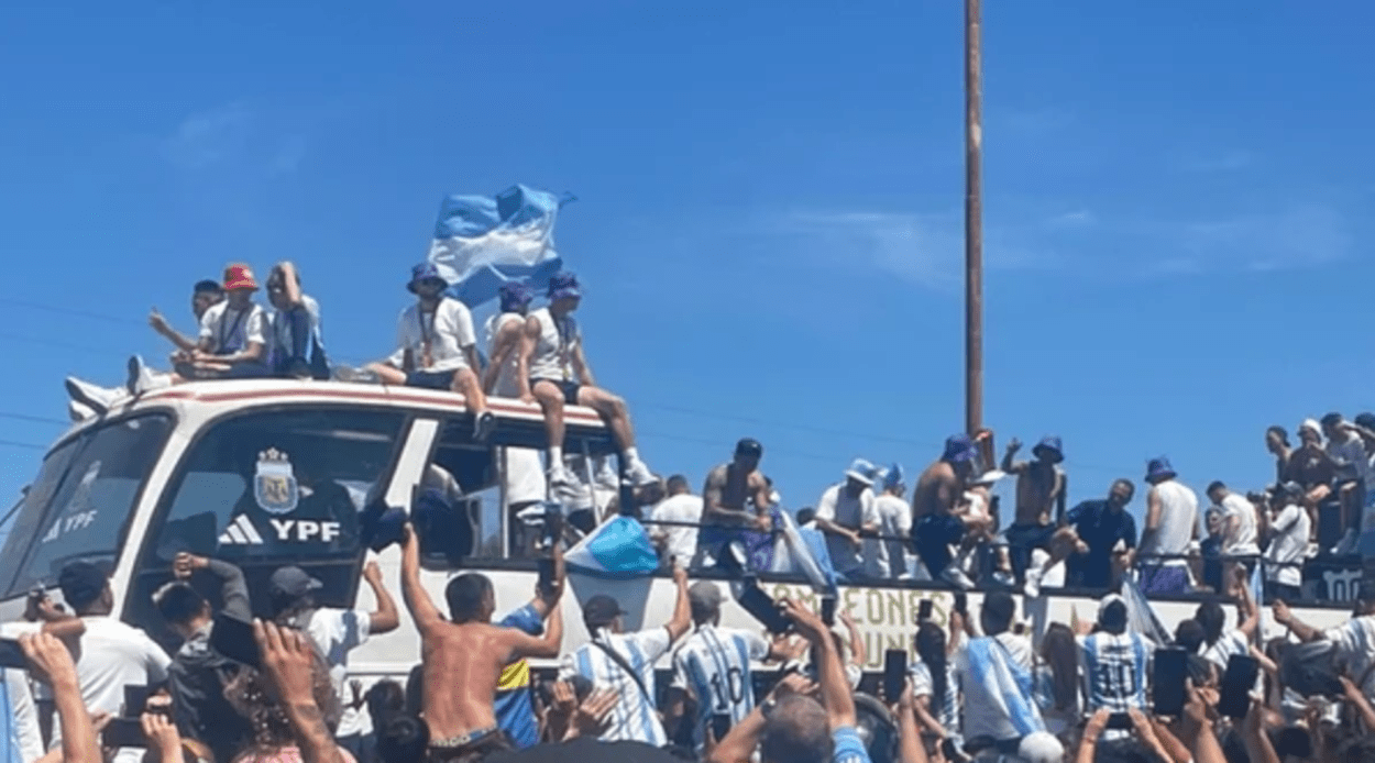 El seleccionado campeón tuvo que abandonar el micro: ¿falló el operativo de seguridad?