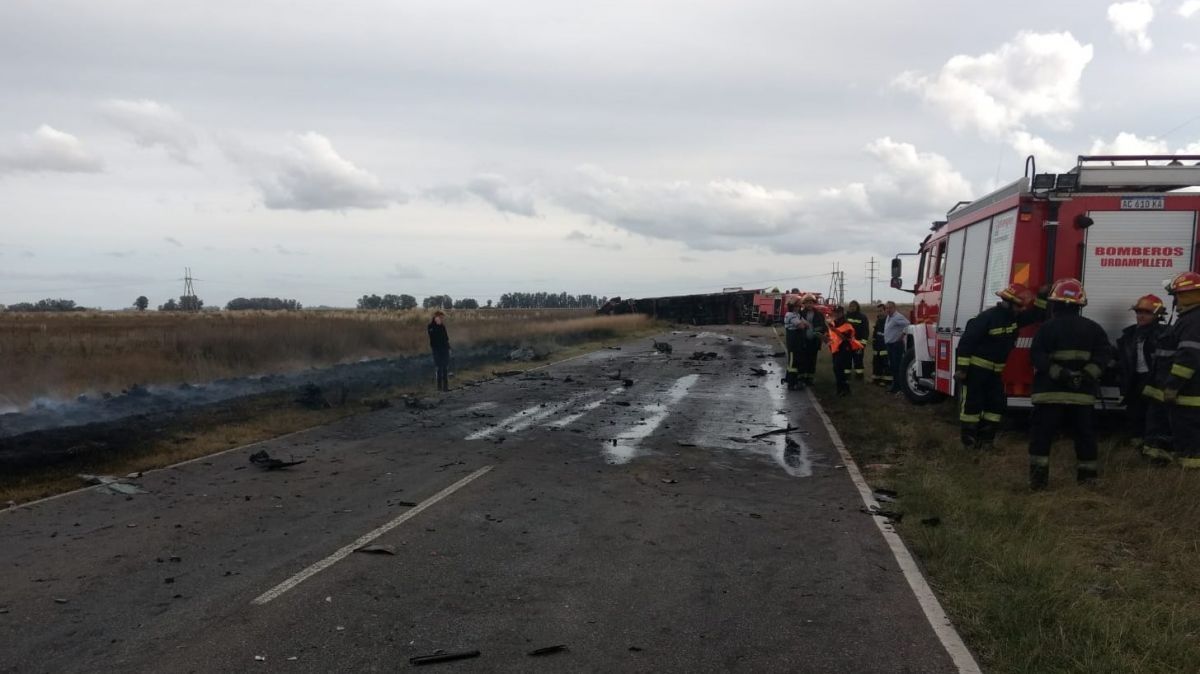 Fatal accidente en ruta 65: un muerto tras choque y vuelco de un camión y un auto que se incendió