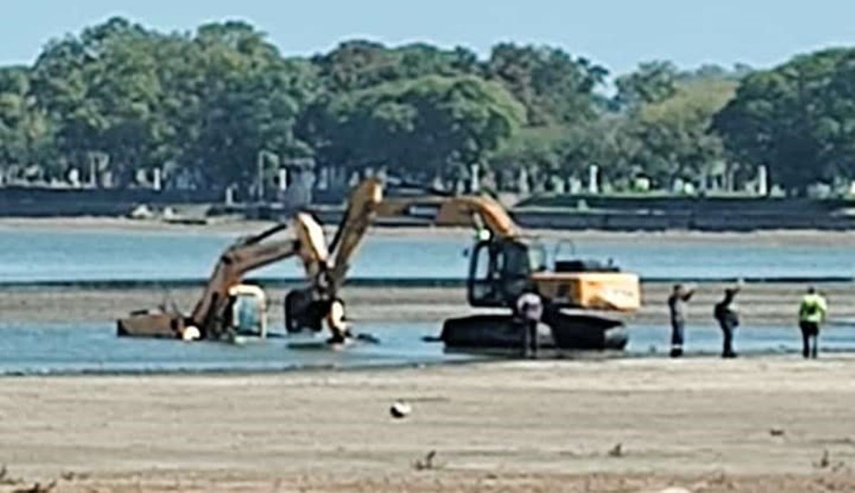 Chascomús: ayer fue una mujer; hoy, ¡una retro-excavadora municipal quedó enterrada en la laguna!