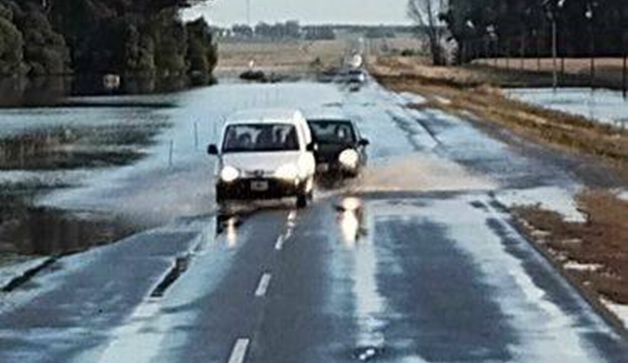 Cortan tramo de la ruta 226 por desborde de arroyos