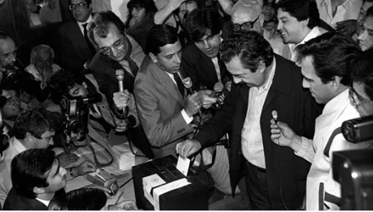 alfonsin votando en 1983