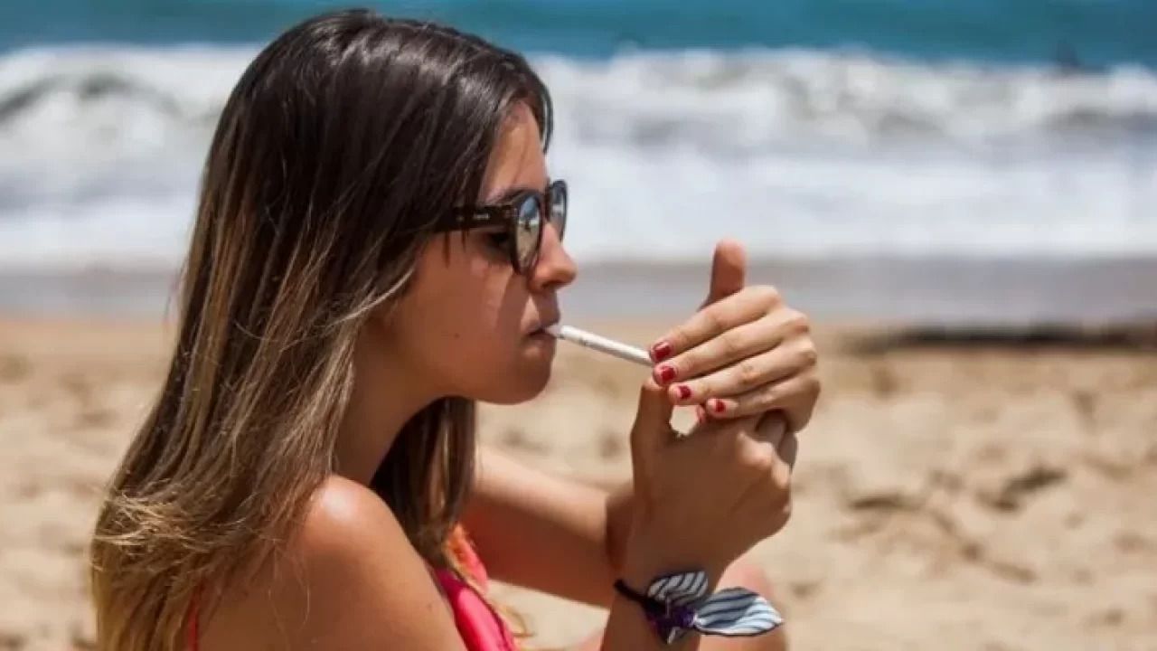 Chica fumando en Mar del Plata